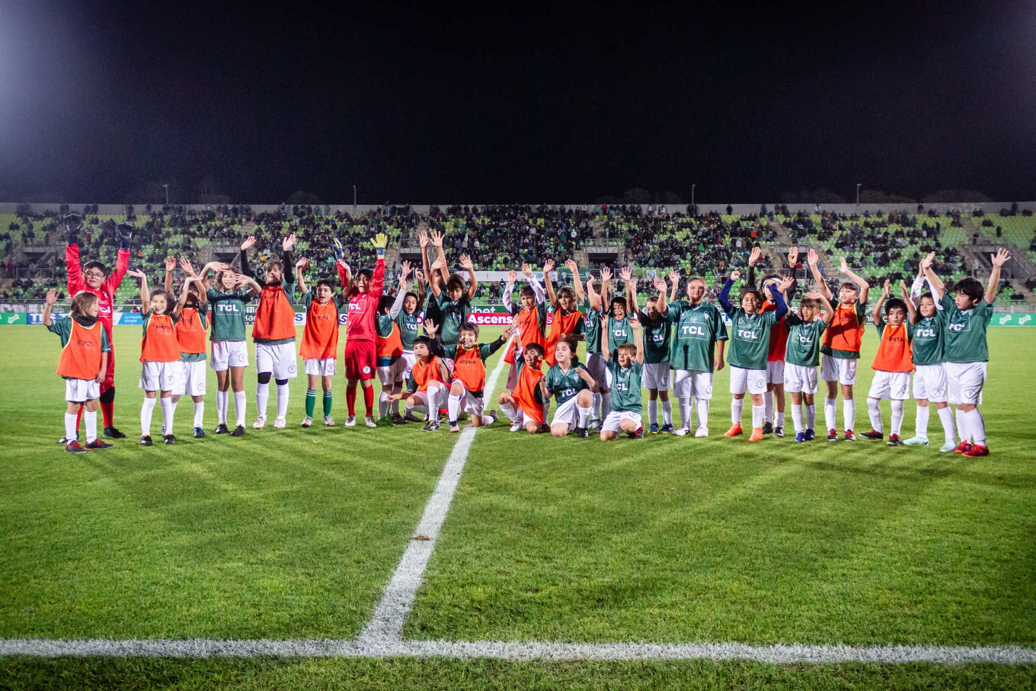 Alumnos de la escuela reunidos en el estadio