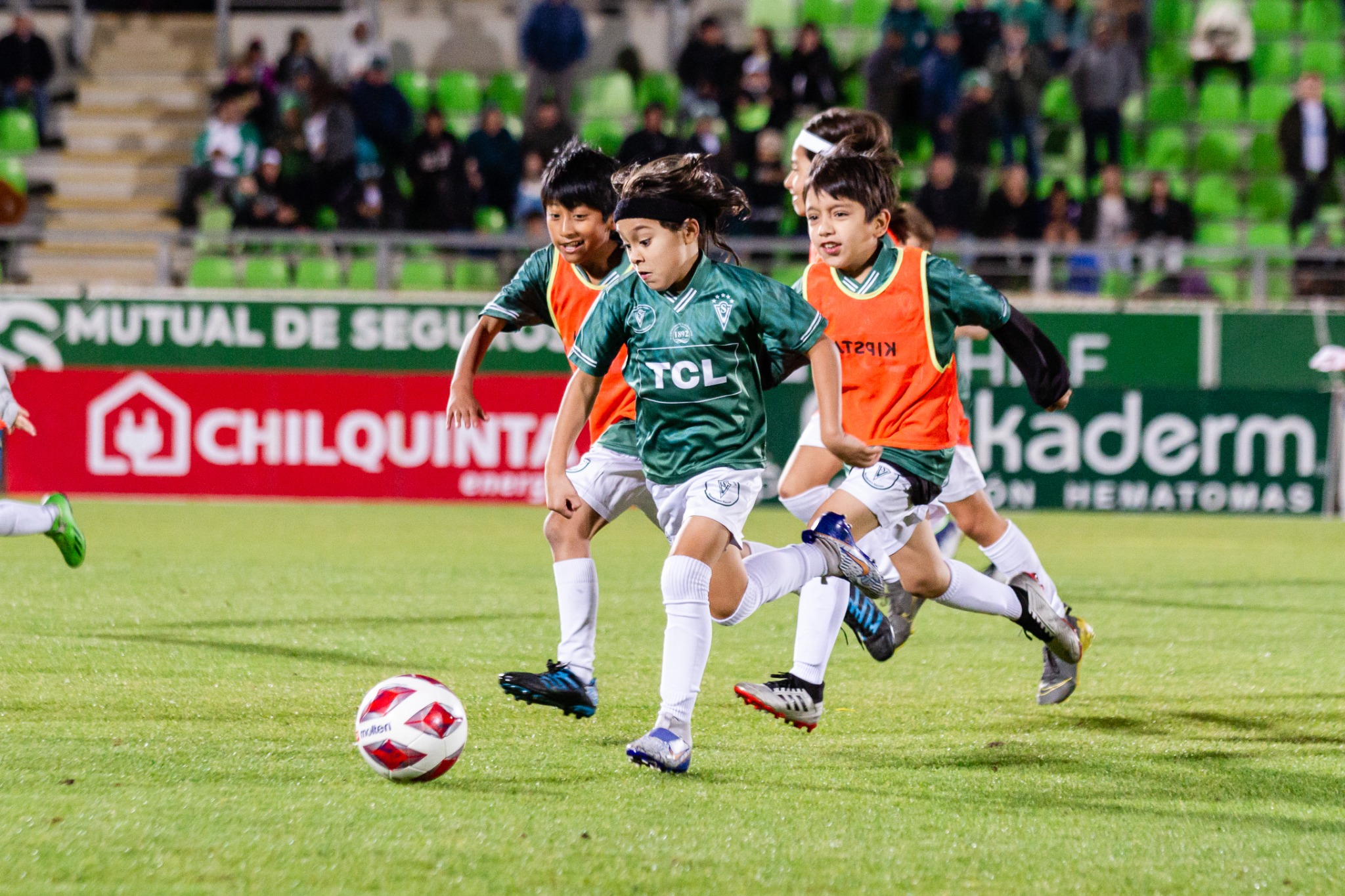 Alumnos de Santiago Wanderers Recreo jugando fútbol
